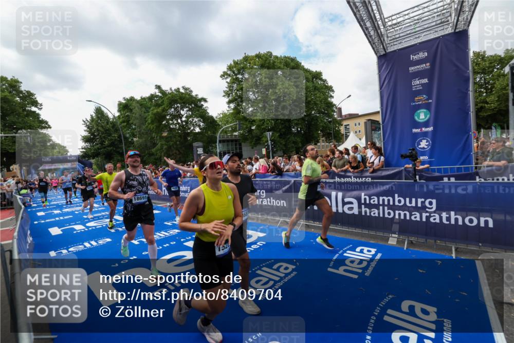 29.06.2025 - hella hamburg halbmarathon Zöllner http://msf.ph/oto/8409704 29.06.2025 10:44:20 Ziel 1220, 1413, 1415, 5275, 5884, 7005, 8722, 9444, 12159, 12528, 14686, 14687, 15225, 15280, 16301, 16316, 16547, 16893, 18691 meine-sportfotos.de