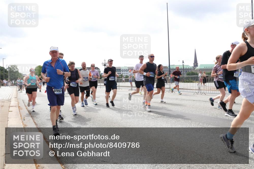 29.06.2025 - hella hamburg halbmarathon Lena Gebhardt http://msf.ph/oto/8409786 29.06.2025 10:41:40 Lombardsbrücke 13622, 8992, 7022, 11, 6550, 154, 124, 13877, 131, 13444, 1314, 1509, 1536, 1542, 1623, 1648, 1712, 2153, 2229, 2258, 3344, 3459, 3460, 3532, 3533, 3623, 4412, 4415, 4541, 4610, 4787, 5432, 5688, 5689, 5928, 5942, 6137, 6250, 6320, 6430, 6436, 6450, 6618, 6793, 6846, 6894, 7022, 7023, 7477, 7821, 7955, 7968, 8004, 8162, 8163, 8293, 8300, 8301, 8385, 8443, 8586, 8848, 8878, 8897, 8992, 9467, 9588, 10181, 10348, 10483, 10623, 11011, 11166 meine-sportfotos.de