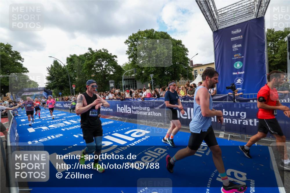 29.06.2025 - hella hamburg halbmarathon Zöllner http://msf.ph/oto/8409788 29.06.2025 10:44:24 Ziel 1220, 1413, 1415, 1902, 5275, 7191, 8722, 9444, 12528, 16547, 16803, 16893, 18806 meine-sportfotos.de