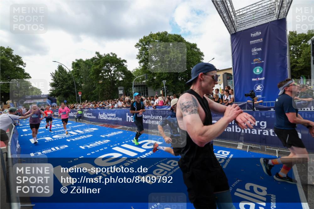 29.06.2025 - hella hamburg halbmarathon Zöllner http://msf.ph/oto/8409792 29.06.2025 10:44:24 Ziel 1220, 1413, 1415, 1902, 5275, 7191, 8722, 9444, 12528, 16547, 16803, 16893, 18806 meine-sportfotos.de