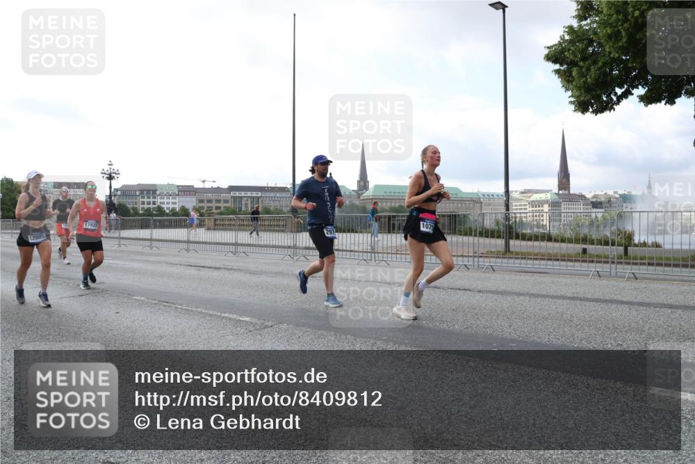 29.06.2025 - hella hamburg halbmarathon Lena Gebhardt http://msf.ph/oto/8409812 29.06.2025 10:04:19 Lombardsbrücke 59, 17437, 12005, 297, 1075, 1032, 1213, 1355, 1377, 1674, 2011, 2852, 2979, 3488, 3994, 4095, 4146, 4488, 4587, 5058, 5354, 5363, 5365, 5613, 5976, 6142, 6706, 6709, 7017, 7485, 8177, 8217, 8421, 8422, 8423, 8469, 9489, 9526, 9899, 10213, 10756, 10962, 11511, 11582, 11614, 12004, 12005, 12336, 12653, 12998, 13173, 13583, 13625, 14340, 14436, 14917, 15520, 15525, 15678, 16099, 16113, 16128, 16145, 16753, 16989, 17071, 17098, 17113, 17437 meine-sportfotos.de
