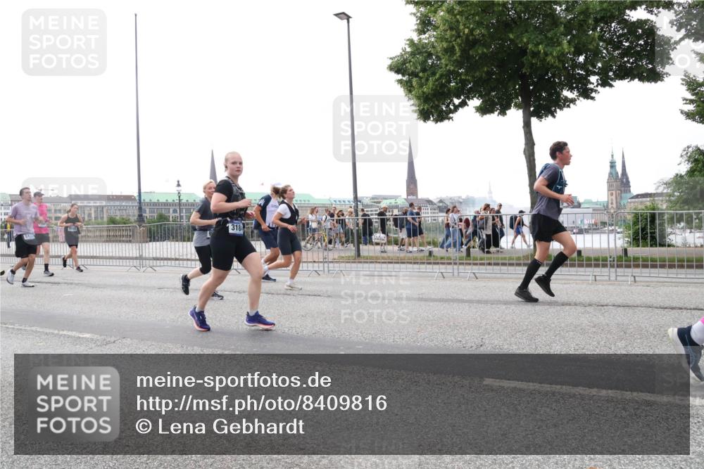 29.06.2025 - hella hamburg halbmarathon Lena Gebhardt http://msf.ph/oto/8409816 29.06.2025 10:50:54 Lombardsbrücke 5131, 318, 1129, 1203, 1208, 1404, 1478, 1930, 2200, 2358, 2859, 3184, 3229, 3647, 3838, 3934, 4156, 4642, 4695, 4713, 4771, 4848, 4920, 4961, 5131, 5286, 5289, 5530, 6178, 7012, 7133, 7141, 7161, 7505, 7770, 7771, 7825, 7938, 8200, 8299, 8779, 8833, 8834, 8986, 9096, 9168, 9933, 10029, 10437, 10552, 10614, 10636, 10744, 11052, 11252, 11577, 12392, 12393, 14102, 14534, 15017, 15416 meine-sportfotos.de
