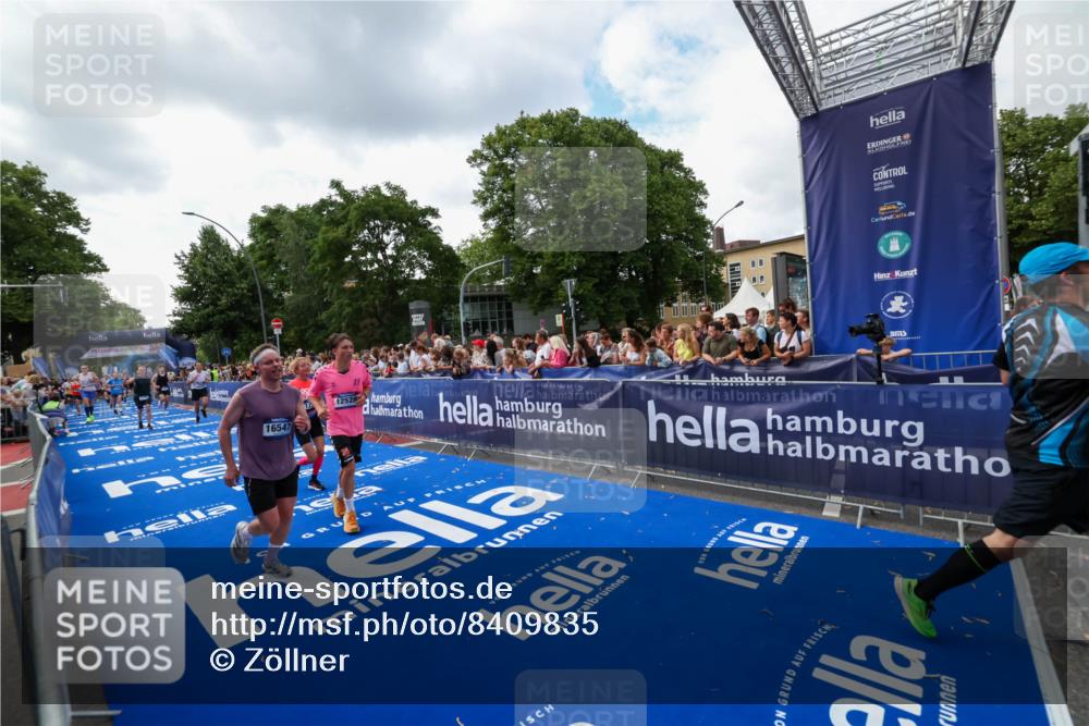 29.06.2025 - hella hamburg halbmarathon Zöllner http://msf.ph/oto/8409835 29.06.2025 10:44:26 Ziel 1057, 1220, 1902, 4310, 4691, 7191, 12327, 12528, 16547, 16803, 18806 meine-sportfotos.de