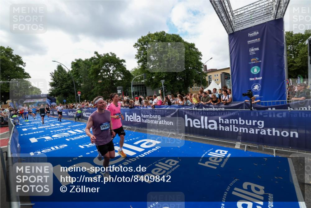 29.06.2025 - hella hamburg halbmarathon Zöllner http://msf.ph/oto/8409842 29.06.2025 10:44:26 Ziel 1057, 1220, 1902, 4310, 4691, 7191, 12327, 12528, 16547, 16803, 18806 meine-sportfotos.de