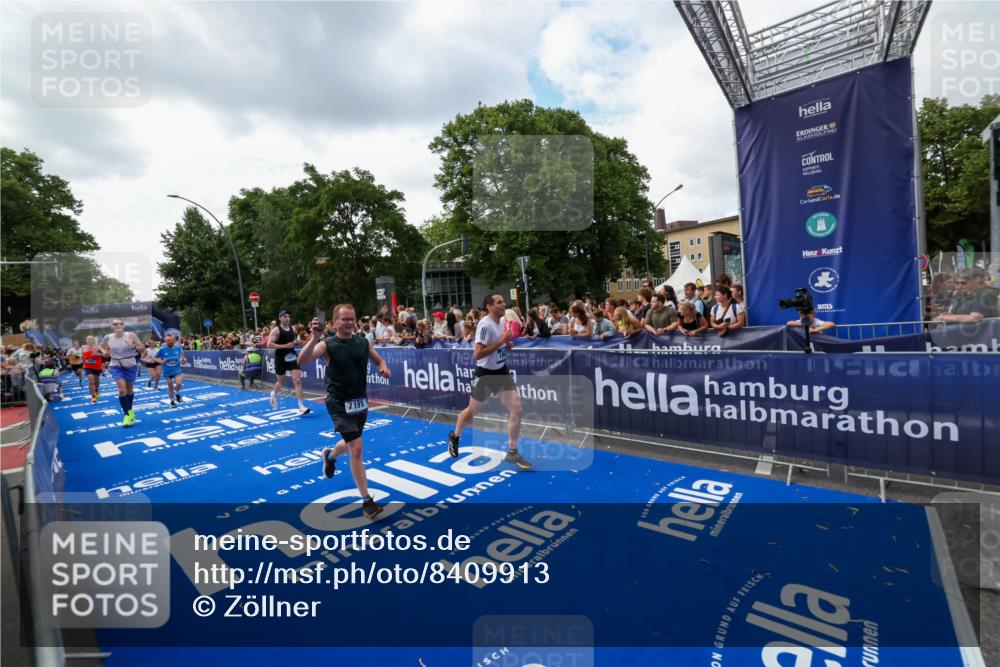 29.06.2025 - hella hamburg halbmarathon Zöllner http://msf.ph/oto/8409913 29.06.2025 10:44:29 Ziel 1057, 1902, 4310, 4691, 7191, 8928, 12327, 12554, 14464, 14667, 16803, 17729, 18806 meine-sportfotos.de