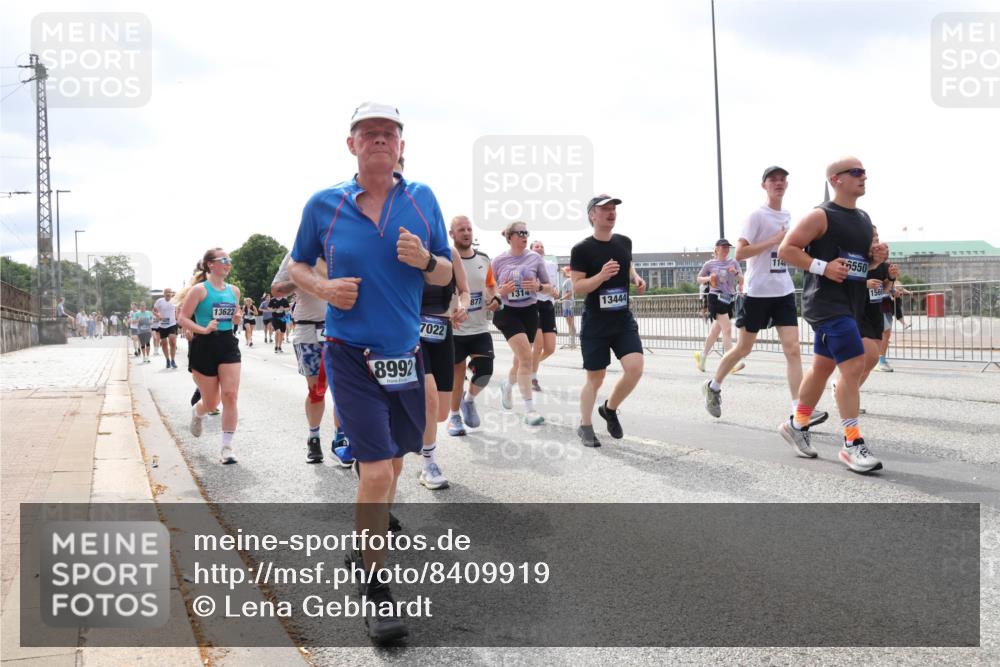 29.06.2025 - hella hamburg halbmarathon Lena Gebhardt http://msf.ph/oto/8409919 29.06.2025 10:41:41 Lombardsbrücke 13622, 8992, 7022, 1314, 877, 13444, 1140, 6550, 1566, 1314, 1509, 1536, 1542, 1623, 1648, 1712, 2153, 2229, 2258, 3344, 3459, 3460, 3532, 3533, 3623, 4415, 4541, 4610, 4787, 5432, 5688, 5689, 5928, 5942, 6137, 6250, 6320, 6430, 6436, 6450, 6618, 6793, 6846, 6894, 7022, 7023, 7477, 7821, 7955, 7968, 8004, 8162, 8163, 8293, 8300, 8301, 8385, 8443, 8586, 8848, 8897, 8908, 8992, 9467, 9588, 10181, 10348, 10483, 10623, 11011, 11166 meine-sportfotos.de