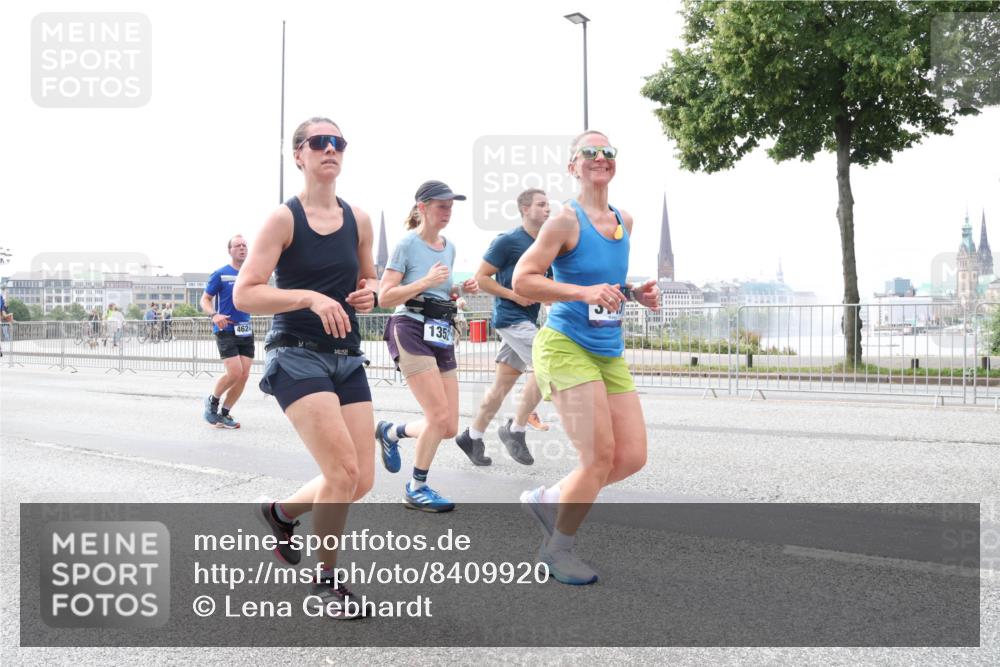 29.06.2025 - hella hamburg halbmarathon Lena Gebhardt http://msf.ph/oto/8409920 29.06.2025 10:25:03 Lombardsbrücke 135, 4624, 1352, 1627, 1740, 2000, 2108, 2249, 2280, 2944, 3099, 3113, 3132, 3920, 3961, 3963, 4008, 4010, 4221, 4444, 5126, 5564, 5814, 5829, 5830, 6261, 6570, 7778, 8083, 8962, 9573, 9927, 10907, 11400, 11651, 11816, 11817, 11921, 12070, 12303, 13510, 14086, 14649, 14898, 15124, 15153, 15679, 15942, 15975, 16421, 16422, 17185, 17535, 17954, 18194, 18198 meine-sportfotos.de