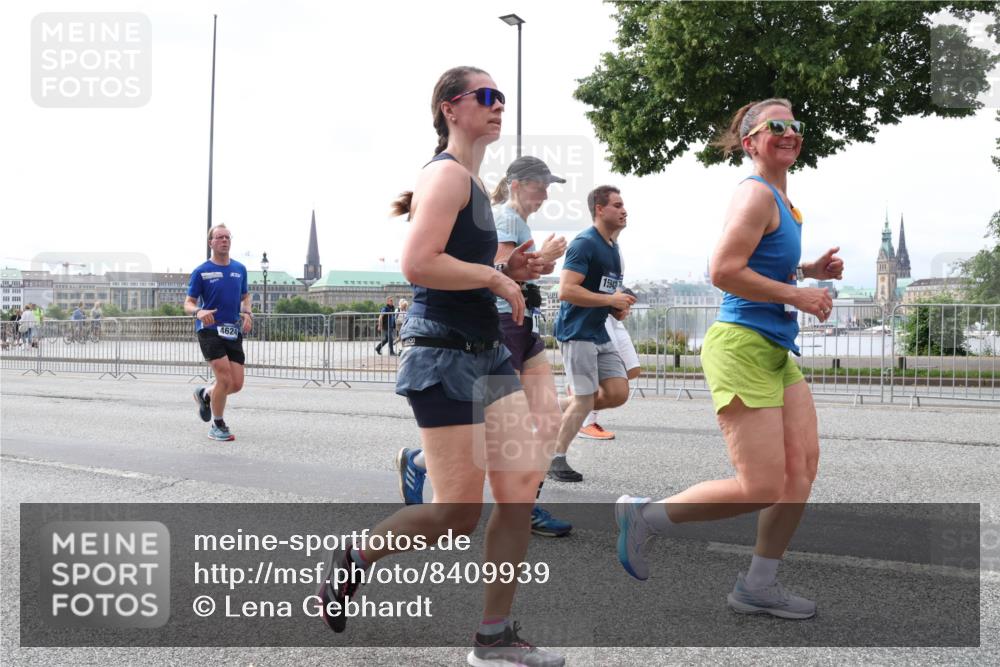 29.06.2025 - hella hamburg halbmarathon Lena Gebhardt http://msf.ph/oto/8409939 29.06.2025 10:25:03 Lombardsbrücke 4624, 1504271, 1352, 1627, 1740, 2000, 2108, 2249, 2280, 2944, 3099, 3113, 3132, 3920, 3961, 3963, 4008, 4010, 4221, 4444, 5126, 5564, 5814, 5829, 5830, 6261, 6570, 7778, 8083, 8962, 9573, 9927, 10907, 11400, 11651, 11816, 11817, 11921, 12070, 12303, 13510, 14086, 14649, 14898, 15124, 15153, 15679, 15942, 15975, 16421, 16422, 17185, 17535, 17954, 18194, 18198 meine-sportfotos.de