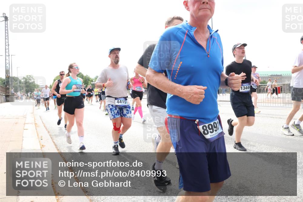 29.06.2025 - hella hamburg halbmarathon Lena Gebhardt http://msf.ph/oto/8409993 29.06.2025 10:41:41 Lombardsbrücke 3622, 4415, 2153, 899, 13444, 1314, 1509, 1536, 1542, 1623, 1648, 1712, 2153, 2229, 2258, 3344, 3459, 3460, 3532, 3533, 3623, 4415, 4541, 4610, 4787, 5432, 5688, 5689, 5928, 5942, 6137, 6250, 6320, 6430, 6436, 6450, 6618, 6793, 6846, 6894, 7022, 7023, 7477, 7821, 7955, 7968, 8004, 8162, 8163, 8293, 8300, 8301, 8385, 8443, 8586, 8848, 8897, 8908, 8992, 9467, 9588, 10181, 10348, 10483, 10623, 11011, 11166 meine-sportfotos.de