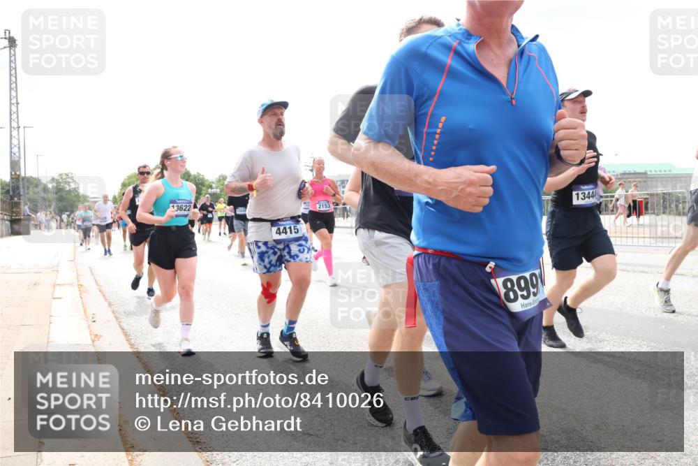 29.06.2025 - hella hamburg halbmarathon Lena Gebhardt http://msf.ph/oto/8410026 29.06.2025 10:41:41 Lombardsbrücke 13622, 4415, 22153, 899, 1344, 1314, 1509, 1536, 1542, 1623, 1648, 1712, 2153, 2229, 2258, 3344, 3459, 3460, 3532, 3533, 3623, 4415, 4541, 4610, 4787, 5432, 5688, 5689, 5928, 5942, 6137, 6250, 6320, 6430, 6436, 6450, 6618, 6793, 6846, 6894, 7022, 7023, 7477, 7821, 7955, 7968, 8004, 8162, 8163, 8293, 8300, 8301, 8385, 8443, 8586, 8848, 8897, 8908, 8992, 9467, 9588, 10181, 10348, 10483, 10623, 11011, 11166 meine-sportfotos.de