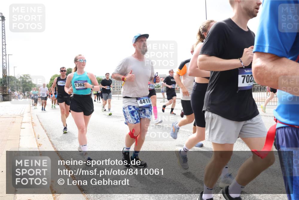 29.06.2025 - hella hamburg halbmarathon Lena Gebhardt http://msf.ph/oto/8410061 29.06.2025 10:41:42 Lombardsbrücke 14483, 1362, 4415, 2153, 702, 1314, 1509, 1536, 1542, 1623, 1648, 1712, 2153, 2229, 2258, 3344, 3459, 3460, 3532, 3533, 3623, 4415, 4541, 4610, 4787, 5432, 5688, 5689, 5928, 5942, 6137, 6250, 6320, 6430, 6436, 6450, 6618, 6793, 6846, 6894, 7022, 7023, 7477, 7821, 7955, 7968, 8004, 8162, 8163, 8293, 8300, 8301, 8443, 8586, 8848, 8897, 8908, 8992, 9467, 9588, 10181, 10348, 10483, 10623, 11011, 11166 meine-sportfotos.de
