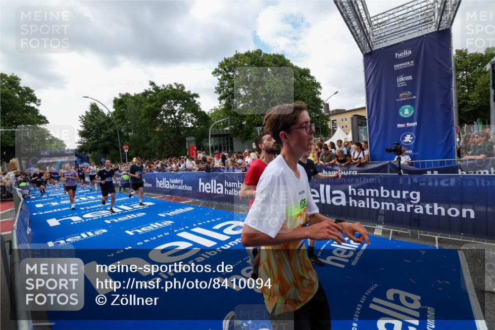 29.06.2025 - hella hamburg halbmarathon Zöllner http://msf.ph/oto/8410094 29.06.2025 10:44:36 Ziel 1468, 2365, 2402, 3305, 5476, 6495, 7322, 7710, 8928, 12554, 12711, 14351, 14464, 14667, 14798, 14816, 15862, 16224, 17097, 17729, 18539, 18560, 18765 meine-sportfotos.de
