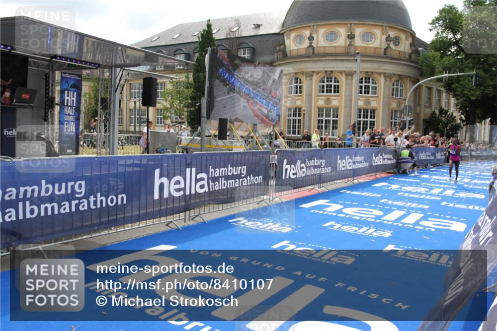 29.06.2025 - hella hamburg halbmarathon Michael Strokosch http://msf.ph/oto/8410107 29.06.2025 10:10:38 Ziel 43 meine-sportfotos.de