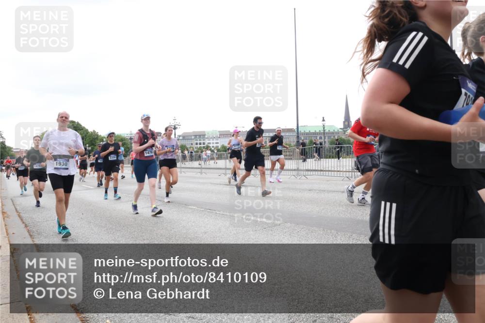 29.06.2025 - hella hamburg halbmarathon Lena Gebhardt http://msf.ph/oto/8410109 29.06.2025 10:50:57 Lombardsbrücke 1476, 4770, 1476, 1930, 2200, 32, 1129, 1203, 1208, 1404, 1478, 1930, 2200, 2358, 2859, 3184, 3229, 3647, 3838, 3934, 4156, 4642, 4695, 4713, 4771, 4848, 4920, 4961, 5131, 5286, 5289, 5530, 6178, 7012, 7133, 7141, 7161, 7505, 7770, 7771, 7825, 7938, 8200, 8410, 8779, 8833, 8834, 8986, 9096, 9166, 9167, 9168, 9933, 10029, 10437, 10552, 10614, 10636, 10744, 11052, 11252, 11577, 12392, 12393, 14534, 15017, 15416 meine-sportfotos.de
