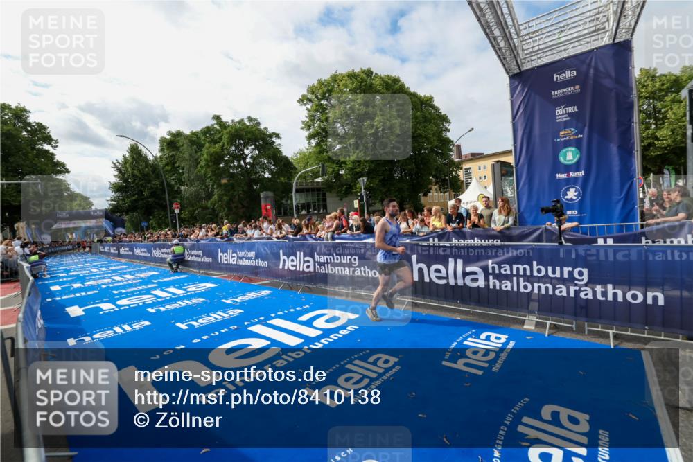 29.06.2025 - hella hamburg halbmarathon Zöllner http://msf.ph/oto/8410138 29.06.2025 10:20:12 Ziel 54, 11829, 12678 meine-sportfotos.de