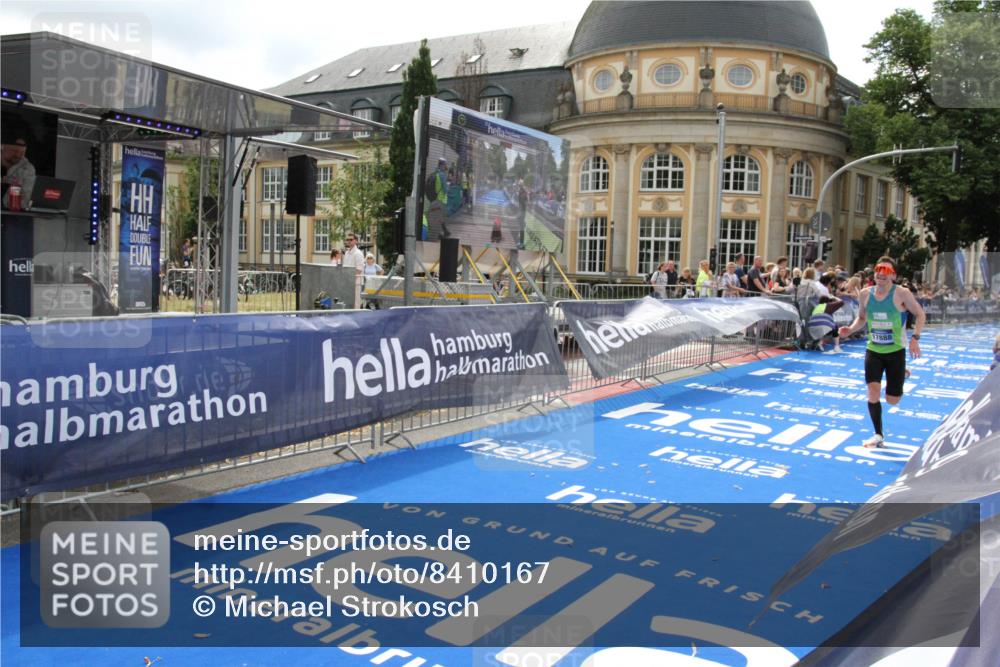 29.06.2025 - hella hamburg halbmarathon Michael Strokosch http://msf.ph/oto/8410167 29.06.2025 10:11:03 Ziel 17888 meine-sportfotos.de
