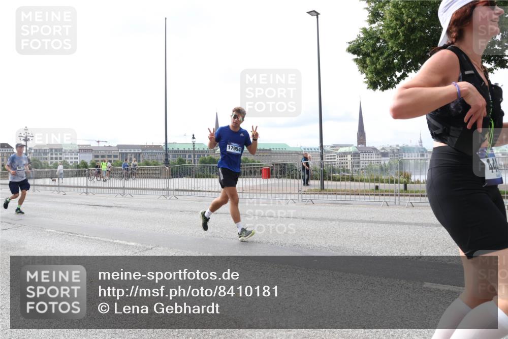 29.06.2025 - hella hamburg halbmarathon Lena Gebhardt http://msf.ph/oto/8410181 29.06.2025 10:25:06 Lombardsbrücke 17954, 1352, 1627, 1740, 2000, 2108, 2249, 2944, 3099, 3113, 3920, 3961, 3963, 4008, 4010, 4444, 5126, 5564, 5814, 6261, 6869, 7778, 8083, 8962, 9573, 9927, 10907, 11400, 11651, 11816, 11817, 11921, 13510, 14086, 14649, 14898, 15016, 15119, 15124, 15153, 15679, 15942, 15975, 16421, 16422, 17185, 17535, 17954, 18194, 18198 meine-sportfotos.de