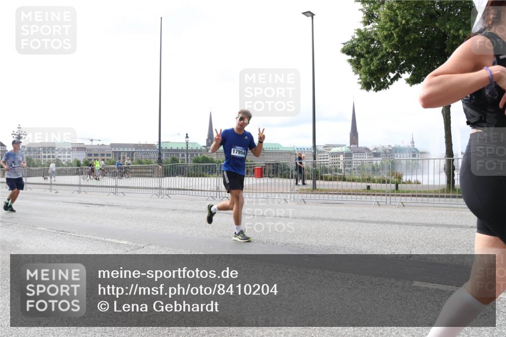 29.06.2025 - hella hamburg halbmarathon Lena Gebhardt http://msf.ph/oto/8410204 29.06.2025 10:25:06 Lombardsbrücke 9573, 17954, 1352, 1627, 1740, 2000, 2108, 2249, 2944, 3099, 3113, 3920, 3961, 3963, 4008, 4010, 4444, 5126, 5564, 5814, 6261, 6869, 7778, 8083, 8962, 9573, 9927, 10907, 11400, 11651, 11816, 11817, 11921, 13510, 14086, 14649, 14898, 15016, 15119, 15124, 15153, 15679, 15942, 15975, 16421, 16422, 17185, 17535, 17954, 18194, 18198 meine-sportfotos.de