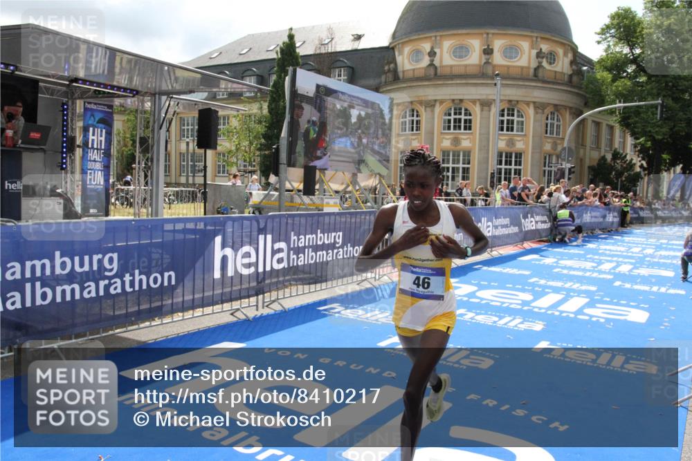 29.06.2025 - hella hamburg halbmarathon Michael Strokosch http://msf.ph/oto/8410217 29.06.2025 10:11:12 Ziel 46 meine-sportfotos.de