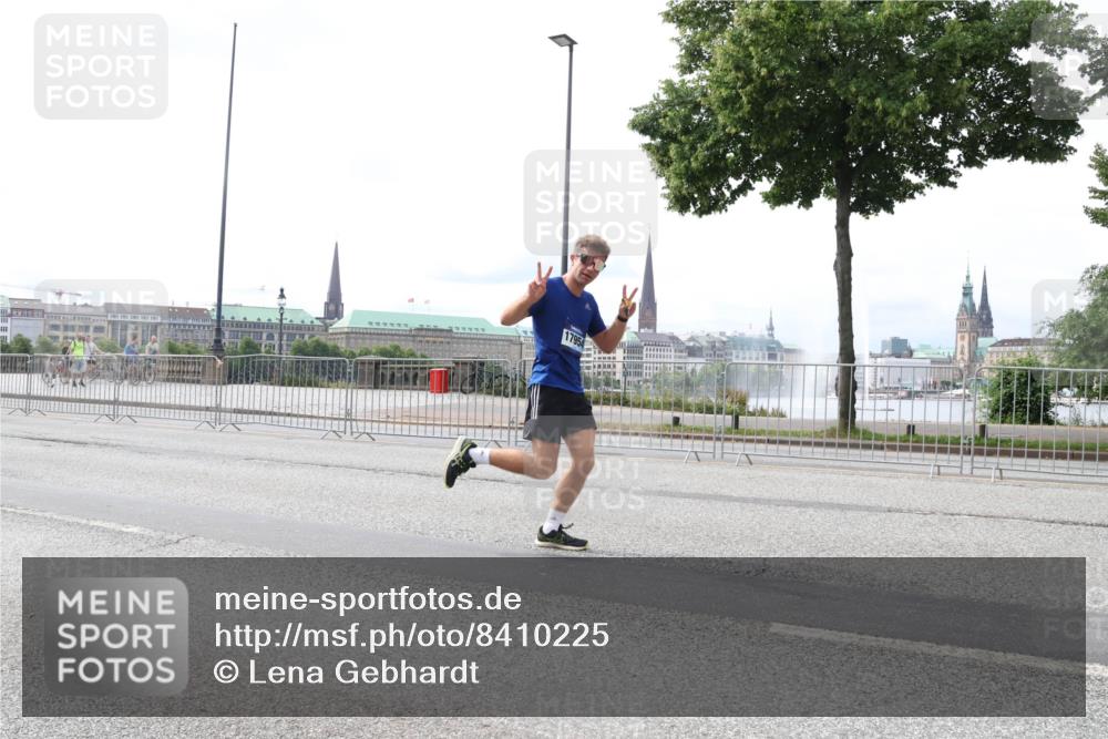29.06.2025 - hella hamburg halbmarathon Lena Gebhardt http://msf.ph/oto/8410225 29.06.2025 10:25:06 Lombardsbrücke 17954, 1352, 1627, 1740, 2000, 2108, 2249, 2944, 3099, 3113, 3920, 3961, 3963, 4008, 4010, 4444, 5126, 5564, 5814, 6261, 6869, 7778, 8083, 8962, 9573, 9927, 10907, 11400, 11651, 11816, 11817, 11921, 13510, 14086, 14649, 14898, 15016, 15119, 15124, 15153, 15679, 15942, 15975, 16421, 16422, 17185, 17535, 17954, 18194, 18198 meine-sportfotos.de