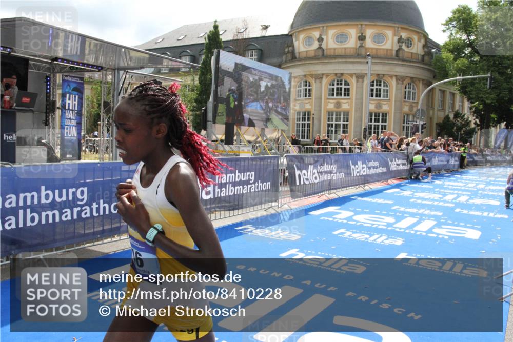 29.06.2025 - hella hamburg halbmarathon Michael Strokosch http://msf.ph/oto/8410228 29.06.2025 10:11:13 Ziel 46 meine-sportfotos.de