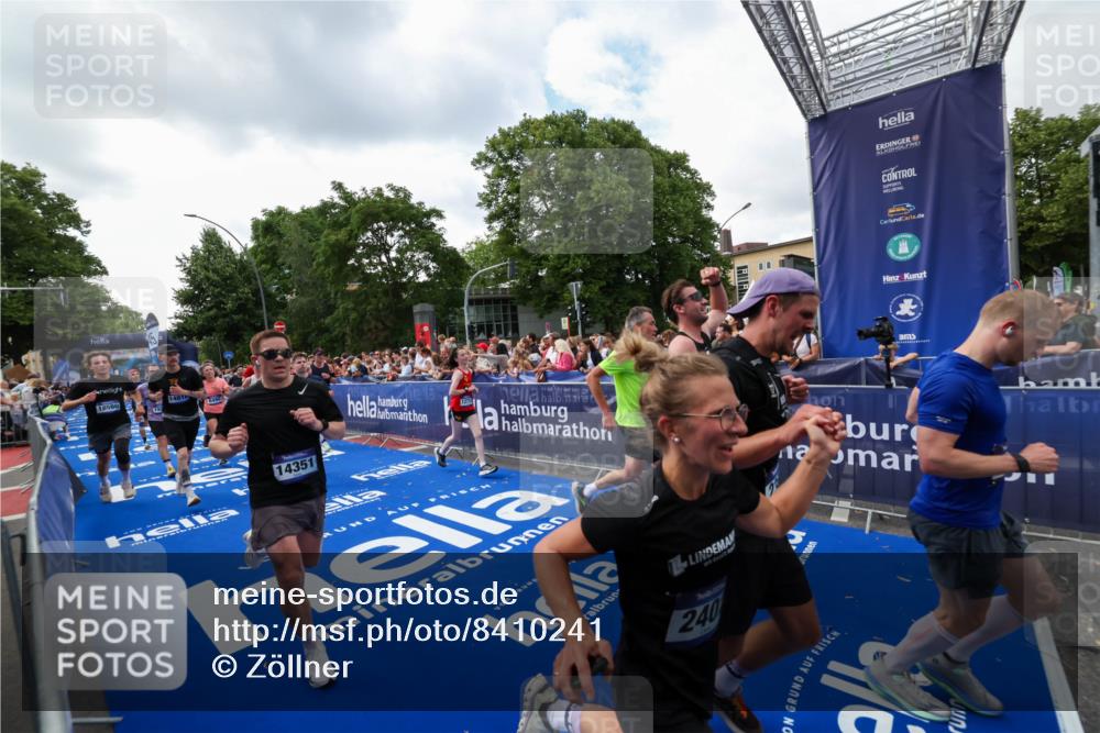 29.06.2025 - hella hamburg halbmarathon Zöllner http://msf.ph/oto/8410241 29.06.2025 10:44:43 Ziel 1782, 2365, 2402, 4991, 5476, 6490, 6495, 10669, 12711, 14351, 14798, 14816, 15185, 15233, 16224, 17251, 18107, 18437, 18464, 18539, 18560, 18868, 19206 meine-sportfotos.de