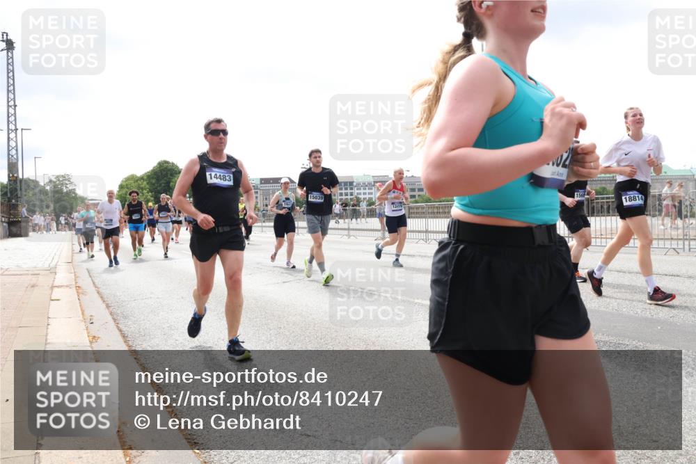 29.06.2025 - hella hamburg halbmarathon Lena Gebhardt http://msf.ph/oto/8410247 29.06.2025 10:41:43 Lombardsbrücke 14483, 15039, 12419, 1568, 18814, 1314, 1509, 1536, 1542, 1623, 1648, 1712, 2153, 2229, 2258, 3344, 3459, 3460, 3532, 3533, 3623, 4415, 4541, 4610, 4787, 5432, 5688, 5689, 5928, 5942, 6137, 6153, 6250, 6320, 6430, 6436, 6450, 6618, 6793, 6846, 6894, 7022, 7023, 7477, 7821, 7955, 7968, 8004, 8162, 8163, 8293, 8300, 8301, 8443, 8586, 8848, 8897, 8908, 8992, 9467, 9588, 10181, 10348, 10483, 10623, 11011, 11166 meine-sportfotos.de