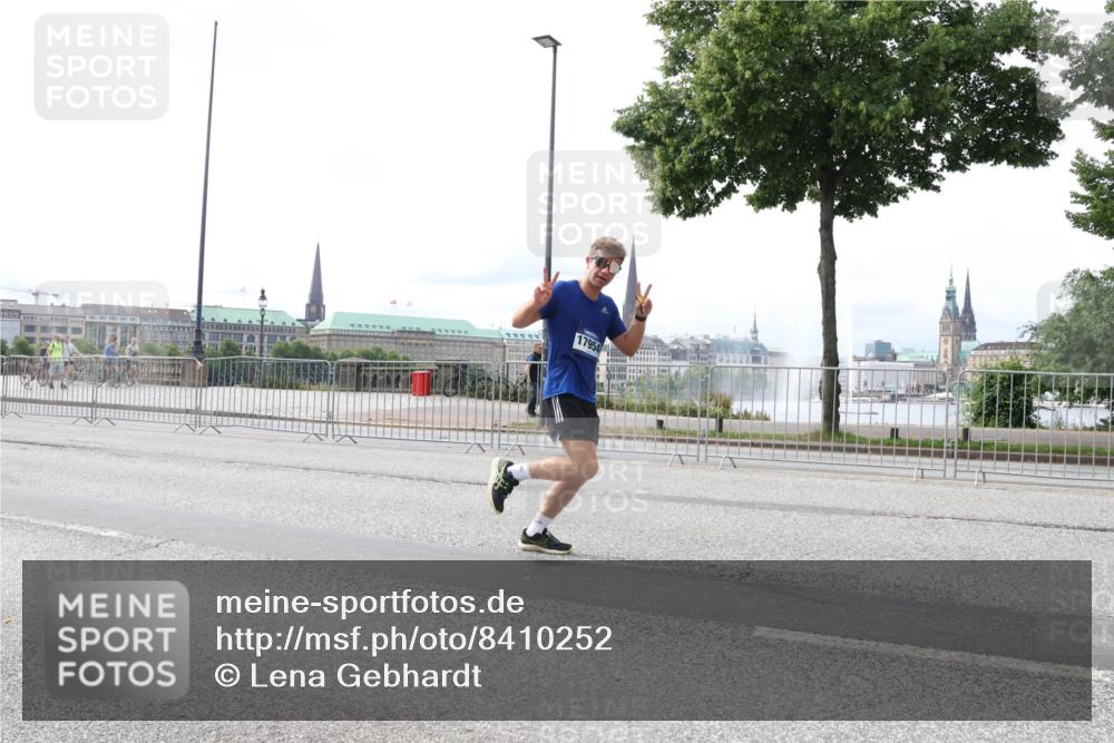 29.06.2025 - hella hamburg halbmarathon Lena Gebhardt http://msf.ph/oto/8410252 29.06.2025 10:25:06 Lombardsbrücke 17954, 1352, 1627, 1740, 2000, 2108, 2249, 2944, 3099, 3113, 3920, 3961, 3963, 4008, 4010, 4444, 5126, 5564, 5814, 6261, 6869, 7778, 8083, 8962, 9573, 9927, 10907, 11400, 11651, 11816, 11817, 11921, 13510, 14086, 14649, 14898, 15016, 15119, 15124, 15153, 15679, 15942, 15975, 16421, 16422, 17185, 17535, 17954, 18194, 18198 meine-sportfotos.de