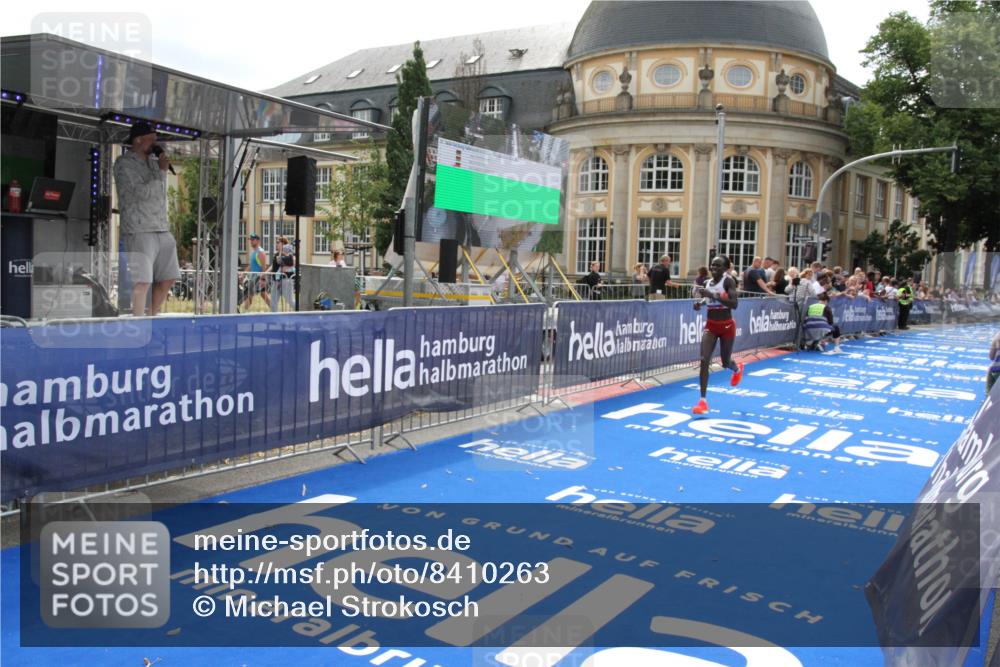 29.06.2025 - hella hamburg halbmarathon Michael Strokosch http://msf.ph/oto/8410263 29.06.2025 10:12:00 Ziel 36 meine-sportfotos.de