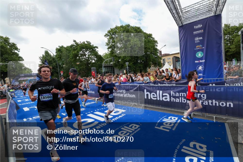 29.06.2025 - hella hamburg halbmarathon Zöllner http://msf.ph/oto/8410270 29.06.2025 10:44:44 Ziel 1782, 4270, 4991, 6490, 10669, 12711, 14351, 14798, 14816, 15185, 15233, 16224, 17251, 18107, 18437, 18464, 18560, 18868, 19206 meine-sportfotos.de