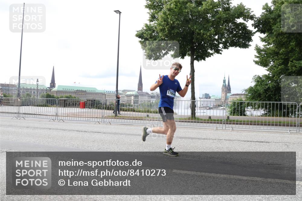 29.06.2025 - hella hamburg halbmarathon Lena Gebhardt http://msf.ph/oto/8410273 29.06.2025 10:25:06 Lombardsbrücke 17954, 1352, 1627, 1740, 2000, 2108, 2249, 2944, 3099, 3113, 3920, 3961, 3963, 4008, 4010, 4444, 5126, 5564, 5814, 6261, 6869, 7778, 8083, 8962, 9573, 9927, 10907, 11400, 11651, 11816, 11817, 11921, 13510, 14086, 14649, 14898, 15016, 15119, 15124, 15153, 15679, 15942, 15975, 16421, 16422, 17185, 17535, 17954, 18194, 18198 meine-sportfotos.de