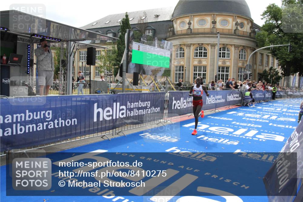 29.06.2025 - hella hamburg halbmarathon Michael Strokosch http://msf.ph/oto/8410275 29.06.2025 10:12:00 Ziel 36 meine-sportfotos.de