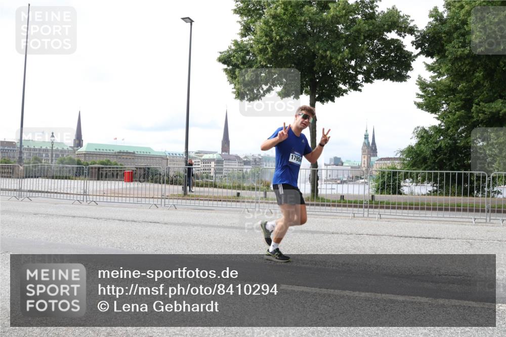 29.06.2025 - hella hamburg halbmarathon Lena Gebhardt http://msf.ph/oto/8410294 29.06.2025 10:25:07 Lombardsbrücke 17954, 1627, 1740, 2000, 2108, 2249, 2278, 3099, 3113, 3920, 3961, 3963, 4008, 4010, 4444, 5126, 5564, 5814, 6261, 6869, 7778, 8083, 8962, 9573, 9927, 10907, 11400, 11816, 11817, 11921, 13510, 14086, 14649, 14898, 15016, 15119, 15124, 15153, 15679, 15942, 15975, 16421, 16422, 17185, 17535, 17954, 18194, 18198 meine-sportfotos.de
