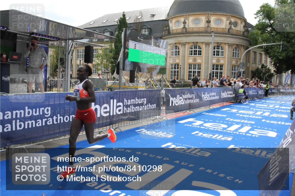 29.06.2025 - hella hamburg halbmarathon Michael Strokosch http://msf.ph/oto/8410298 29.06.2025 10:12:01 Ziel 36 meine-sportfotos.de