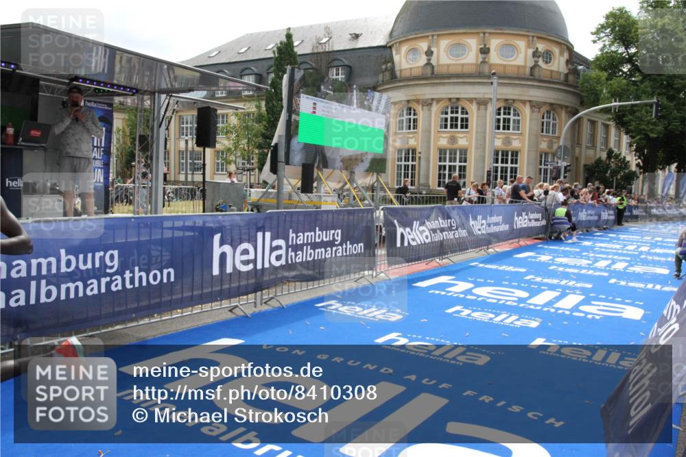 29.06.2025 - hella hamburg halbmarathon Michael Strokosch http://msf.ph/oto/8410308 29.06.2025 10:12:01 Ziel 36 meine-sportfotos.de