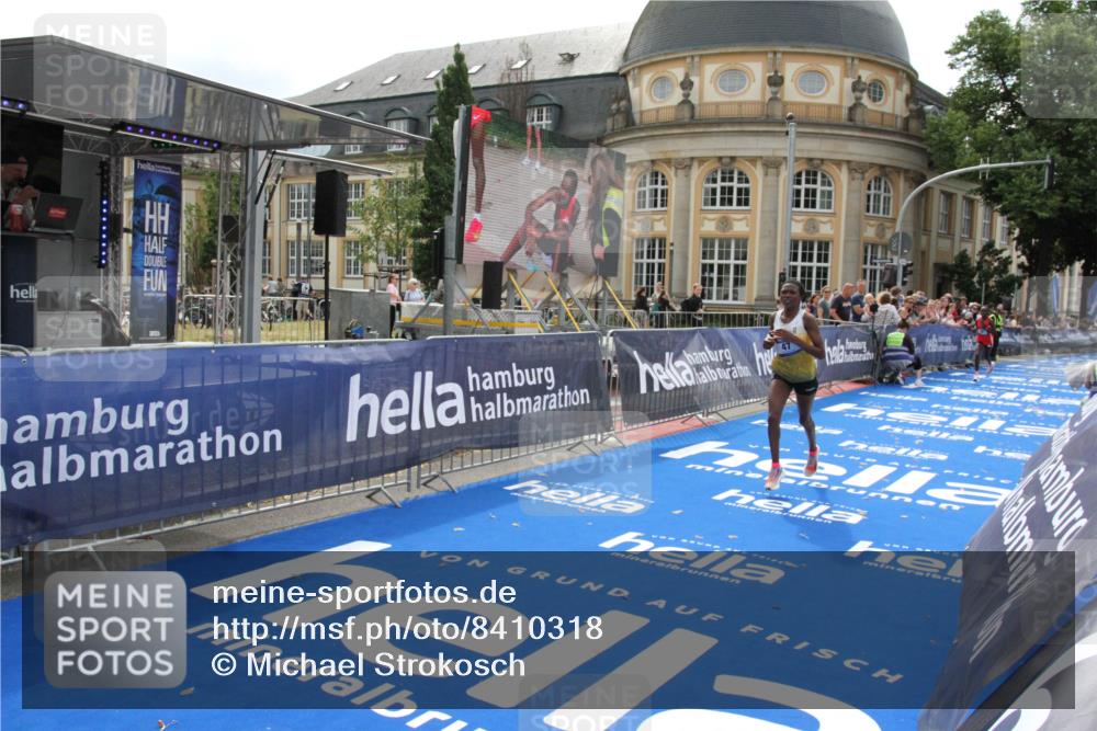 29.06.2025 - hella hamburg halbmarathon Michael Strokosch http://msf.ph/oto/8410318 29.06.2025 10:12:23 Ziel 39, 47 meine-sportfotos.de