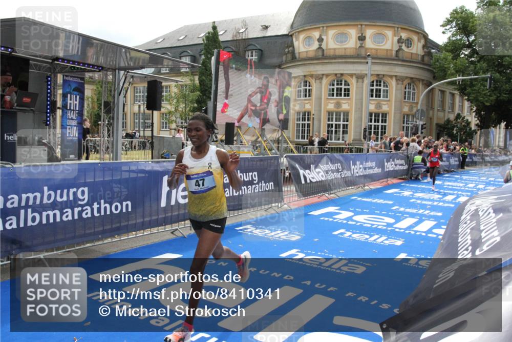 29.06.2025 - hella hamburg halbmarathon Michael Strokosch http://msf.ph/oto/8410341 29.06.2025 10:12:24 Ziel 39, 47 meine-sportfotos.de