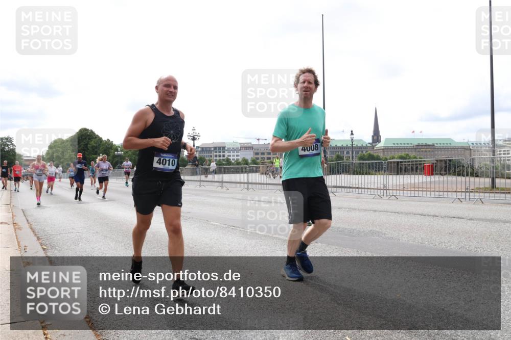 29.06.2025 - hella hamburg halbmarathon Lena Gebhardt http://msf.ph/oto/8410350 29.06.2025 10:25:07 Lombardsbrücke 1740, 4010, 4008, 1627, 1740, 2000, 2108, 2249, 2278, 3099, 3113, 3920, 3961, 3963, 4008, 4010, 4444, 5126, 5564, 5814, 6261, 6869, 7778, 8083, 8962, 9573, 9927, 10907, 11400, 11816, 11817, 11921, 13510, 14086, 14649, 14898, 15016, 15119, 15124, 15153, 15679, 15942, 15975, 16421, 16422, 17185, 17535, 17954, 18194, 18198 meine-sportfotos.de