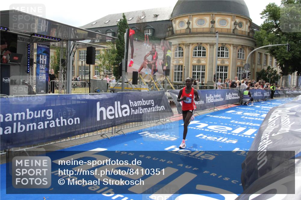 29.06.2025 - hella hamburg halbmarathon Michael Strokosch http://msf.ph/oto/8410351 29.06.2025 10:12:26 Ziel 39, 47 meine-sportfotos.de