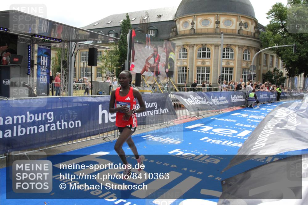 29.06.2025 - hella hamburg halbmarathon Michael Strokosch http://msf.ph/oto/8410363 29.06.2025 10:12:27 Ziel 39 meine-sportfotos.de