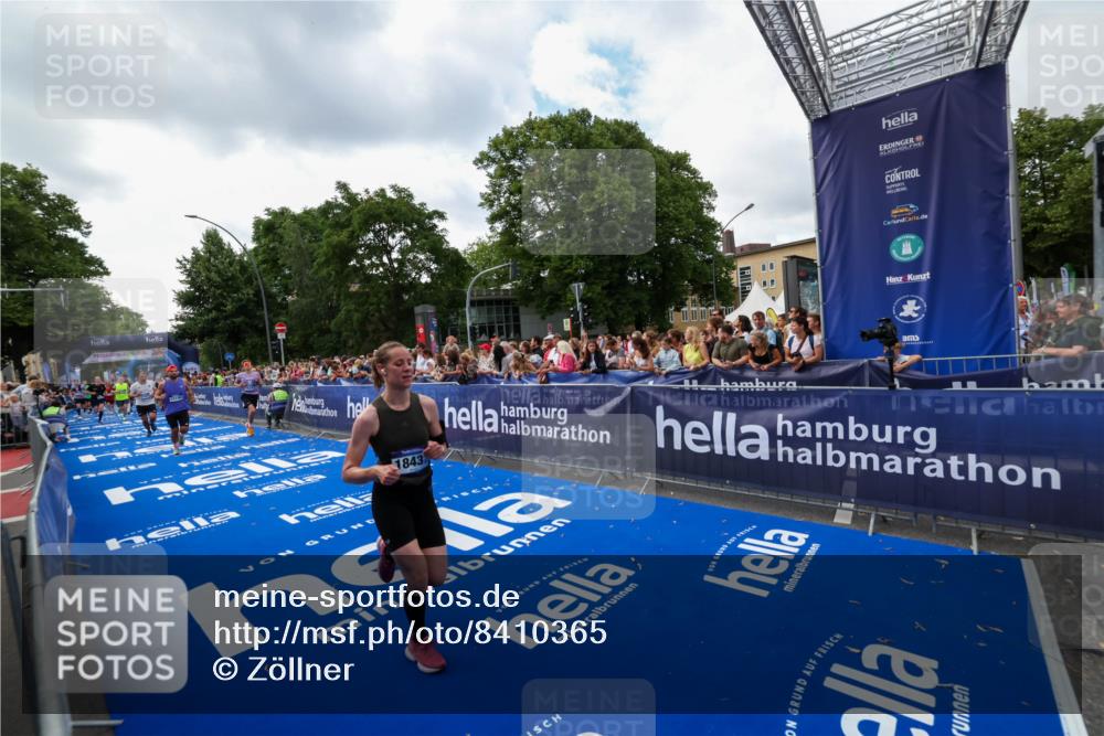 29.06.2025 - hella hamburg halbmarathon Zöllner http://msf.ph/oto/8410365 29.06.2025 10:44:48 Ziel 1941, 2970, 3004, 3785, 4270, 4915, 7325, 15185, 15233, 16834, 17251, 18437, 19207 meine-sportfotos.de