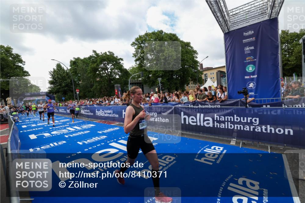 29.06.2025 - hella hamburg halbmarathon Zöllner http://msf.ph/oto/8410371 29.06.2025 10:44:48 Ziel 1941, 2970, 3004, 3785, 4270, 4915, 7325, 15185, 15233, 16834, 17251, 18437, 19207 meine-sportfotos.de