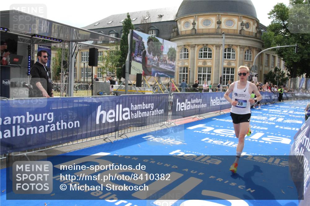 29.06.2025 - hella hamburg halbmarathon Michael Strokosch http://msf.ph/oto/8410382 29.06.2025 10:12:44 Ziel 28 meine-sportfotos.de