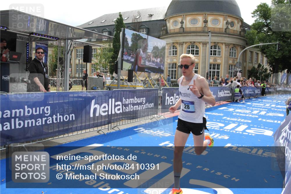 29.06.2025 - hella hamburg halbmarathon Michael Strokosch http://msf.ph/oto/8410391 29.06.2025 10:12:45 Ziel 28 meine-sportfotos.de