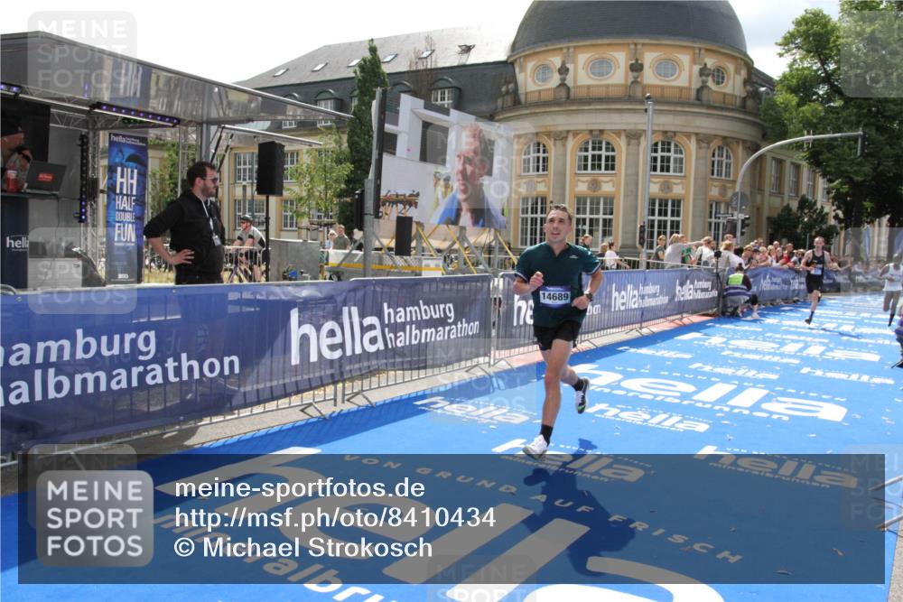 29.06.2025 - hella hamburg halbmarathon Michael Strokosch http://msf.ph/oto/8410434 29.06.2025 10:14:01 Ziel 31, 42, 14689 meine-sportfotos.de