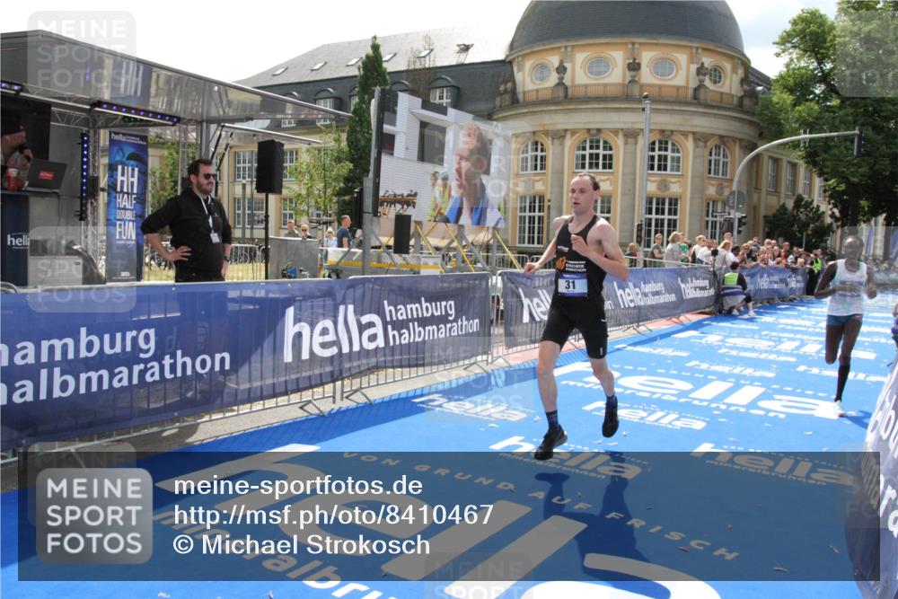 29.06.2025 - hella hamburg halbmarathon Michael Strokosch http://msf.ph/oto/8410467 29.06.2025 10:14:03 Ziel 31, 42, 14689 meine-sportfotos.de