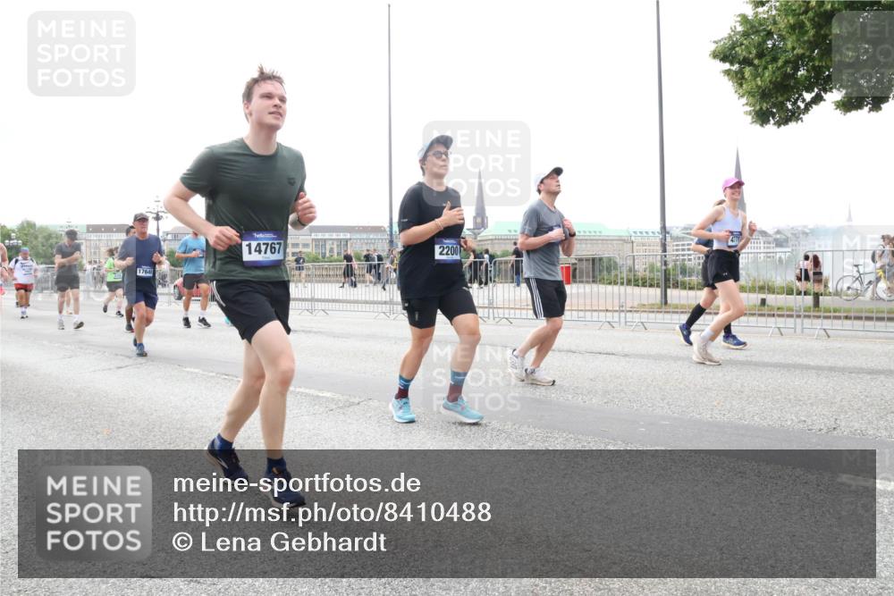 29.06.2025 - hella hamburg halbmarathon Lena Gebhardt http://msf.ph/oto/8410488 29.06.2025 10:51:00 Lombardsbrücke 17648, 14767, 2200, 1129, 1203, 1208, 1404, 1478, 1930, 2200, 2202, 2358, 2380, 2859, 3184, 3229, 3647, 3838, 3934, 4156, 4642, 4652, 4695, 4713, 4771, 4848, 4920, 5131, 5286, 5289, 5530, 6178, 7012, 7133, 7141, 7161, 7770, 7771, 7825, 7938, 8200, 8410, 8779, 8833, 8834, 8986, 9096, 9166, 9167, 9168, 9933, 10029, 10437, 10552, 10614, 10636, 11052, 11252, 11577, 12392, 12393, 14534, 15017, 15416 meine-sportfotos.de