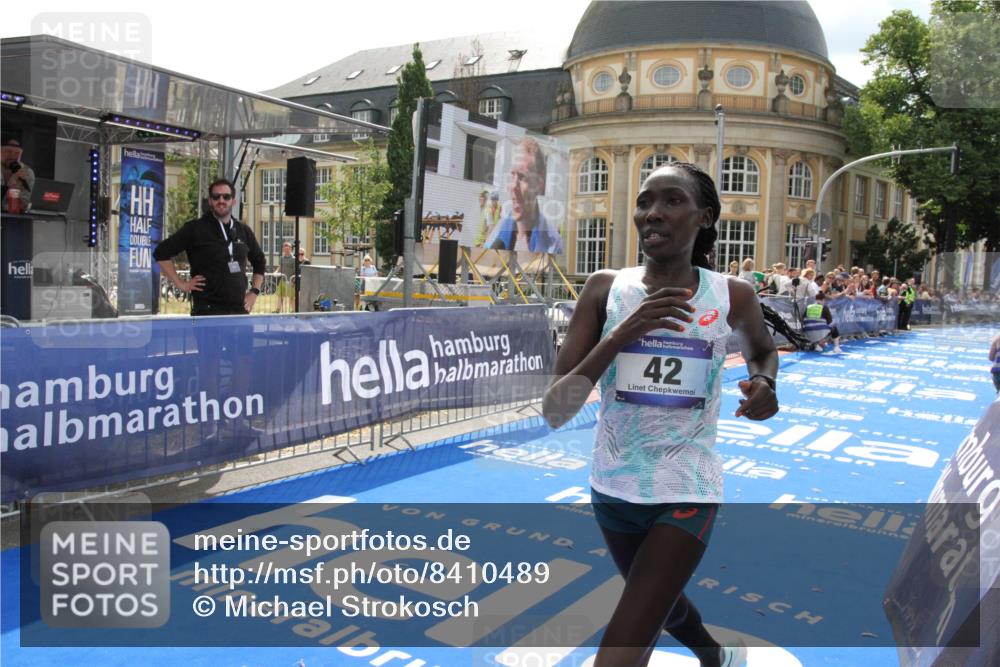 29.06.2025 - hella hamburg halbmarathon Michael Strokosch http://msf.ph/oto/8410489 29.06.2025 10:14:05 Ziel 31, 42 meine-sportfotos.de
