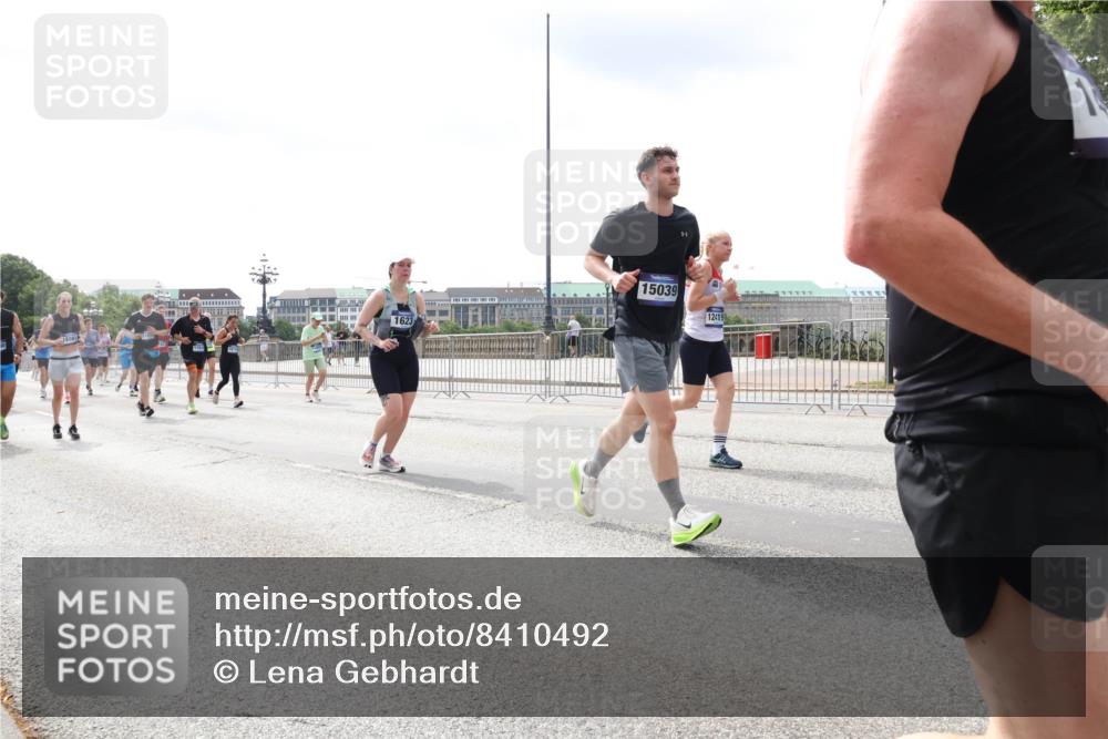 29.06.2025 - hella hamburg halbmarathon Lena Gebhardt http://msf.ph/oto/8410492 29.06.2025 10:41:44 Lombardsbrücke 1623, 15039, 12419, 1314, 1509, 1536, 1542, 1623, 1648, 1712, 2153, 2229, 2258, 3326, 3344, 3459, 3460, 3532, 3533, 3568, 3623, 4415, 4541, 4610, 4787, 5432, 5688, 5689, 5928, 5942, 6137, 6153, 6250, 6320, 6430, 6436, 6450, 6618, 6793, 6846, 6894, 7022, 7023, 7477, 7955, 7968, 8004, 8162, 8163, 8293, 8300, 8301, 8443, 8586, 8848, 8897, 8908, 8992, 9467, 9588, 10181, 10348, 10483, 10623, 11011, 11166 meine-sportfotos.de