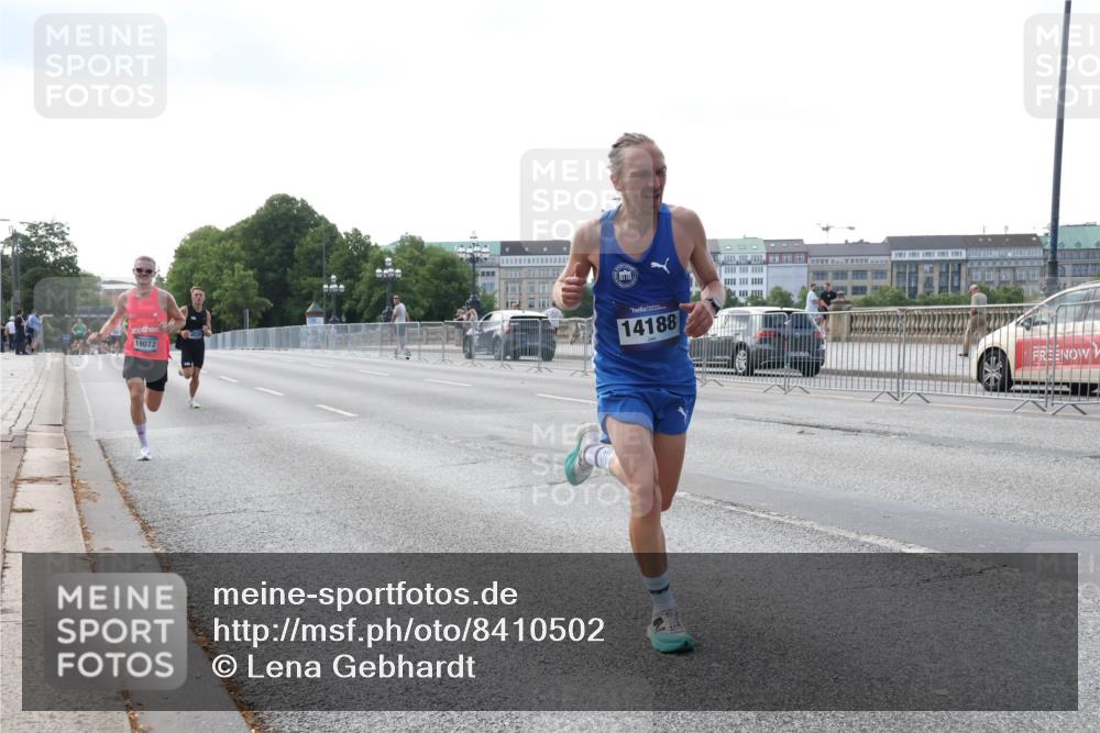 29.06.2025 - hella hamburg halbmarathon Lena Gebhardt http://msf.ph/oto/8410502 29.06.2025 09:39:09 Lombardsbrücke 19072, 14188, 4524, 14188, 16529, 18694, 19072 meine-sportfotos.de